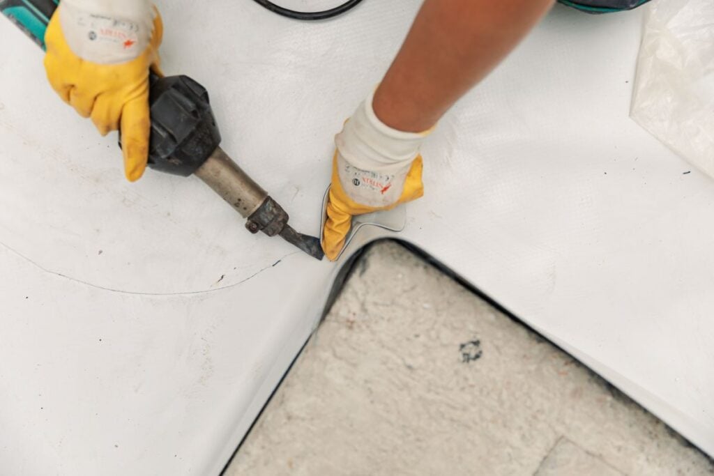 Worker specialized in mounting PVC membranes, TPO in the process of installing a water resistant system